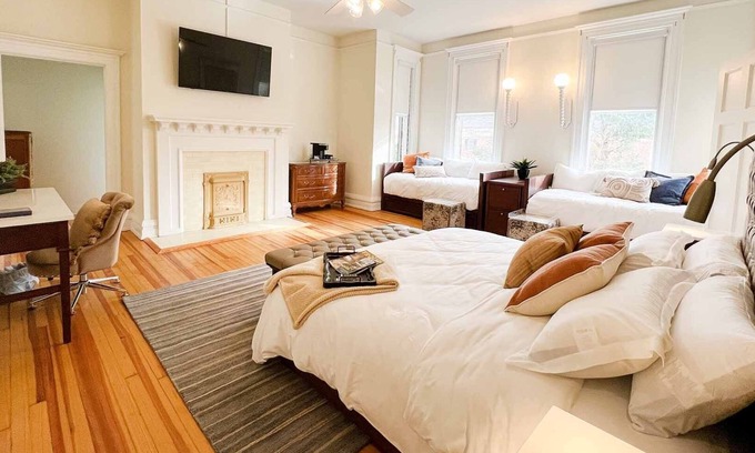LaGrange Apartamento | Luxury Family Suite in LaGrange Historic Mansion