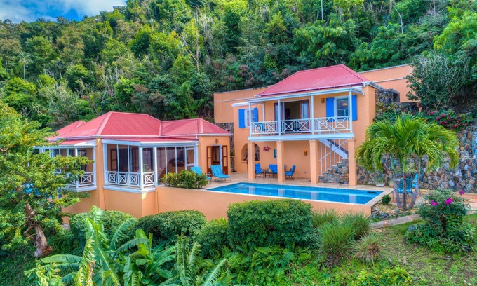 West End Villa | Azure Vista: 10% de descuento en una relajante villa familiar con impresionantes vistas y piscina