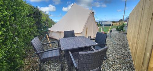Rhosgoch Otro | B&B Glamping Bell Tents at The Ring Pub