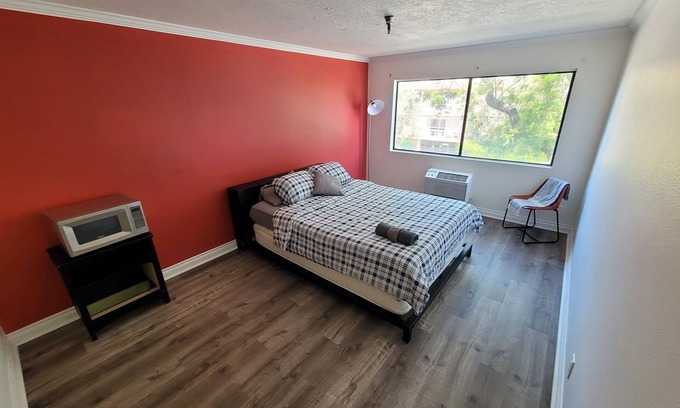 Pico - Robertson Hotel | (B01) Deluxe Queen Studio Steps from Beverly Hills