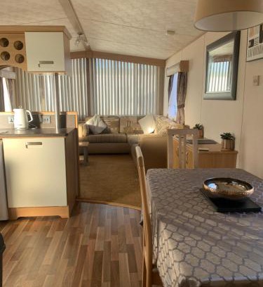 Towyn Casa | B58 3bed caravan, sleeps up to 8, free Wi-Fi, parking