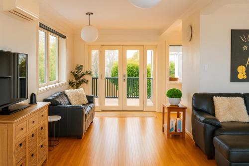 Mount Maunganui Cama Y Desayuno | Bach By The Beach