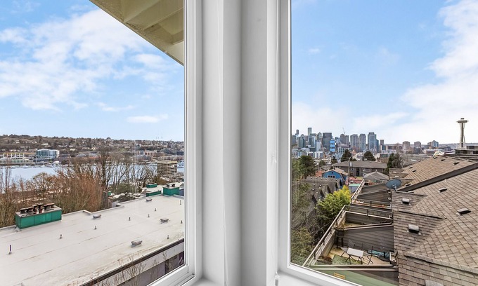 East Queen Anne Casa | Back To The Future Sweet Suites