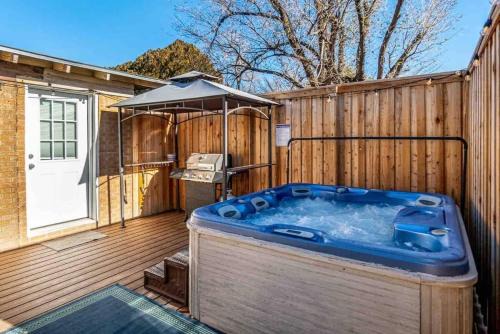 Amarillo Casa | Backyard bbq amazing hot tub1