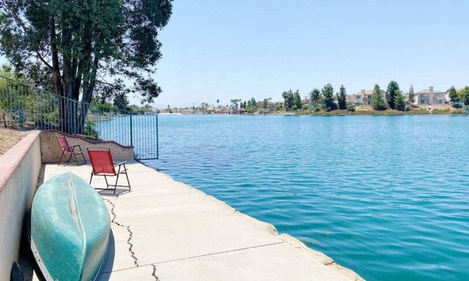 Moreno Valley Casa | ☀Backyard Canal Access☀ Kayak + 5 Bedroom Home!