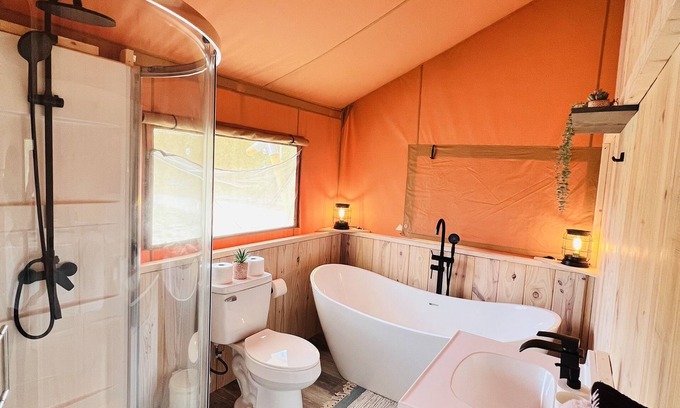 Punta Gorda Alquiler De RV | Backyard glamping with hot tub