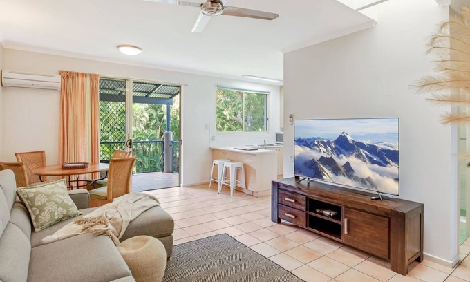 Rainbow Beach Apartamento | Baden 28 - Rainbow Shores. Top Floor Unit. Air conditioned. Walk to Beach