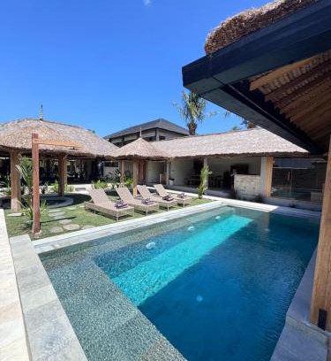 Sekongkang Complejo | Baha Baha Villas West Sumbawa Yoyos Wellness Center, Gym, Yoga, Skate Park, Bar & Cafe