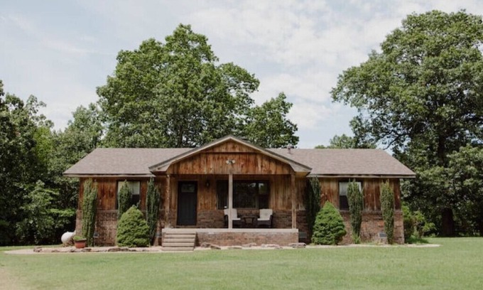 Rogers Casa | Bailey's Woodland Retreat w/HotTub Near Lake - Pet Friendly!