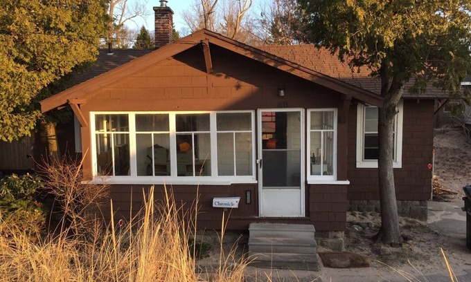 Bluffton Cabaña | Bailey Sands: Adorable Vintage Beach Cottage, a pasos de la playa del lago Michigan