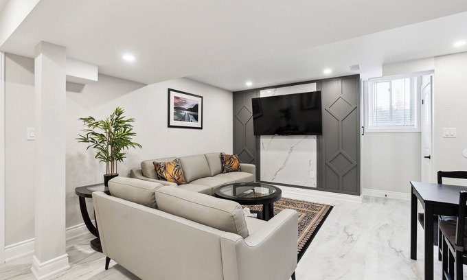 Whitchurch-Stouffville Hotel | Baker Hill Executive Suite - 2 Bedroom Basement Apartment w/ Full Kitchen & Bath