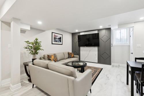 Whitchurch-Stouffville Apartamento | Baker Hill Executive Suite 2 Br Basement Apartment with Full Kitchen and Bath
