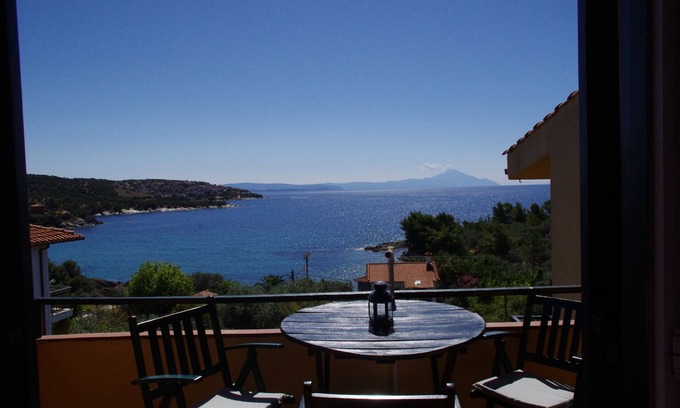 Sithonia Condominio | Balcón y jardín junto al mar, lejos del turismo de masas, en junio Angobot