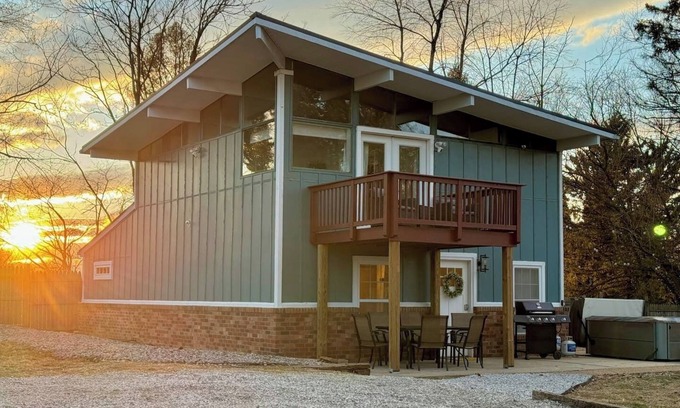 Millville Casa | Balcony-BBQ-Firepit-Hot tub-King-Full kitchen-TV