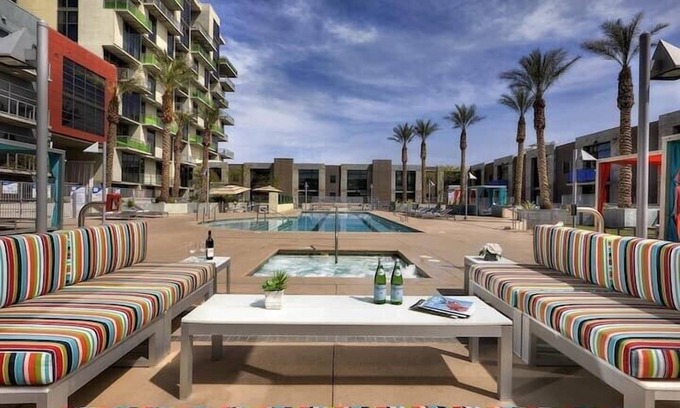 Downtown Las Vegas Condominio | Balcony Luxury High Rise Downtown Fremont Casinos