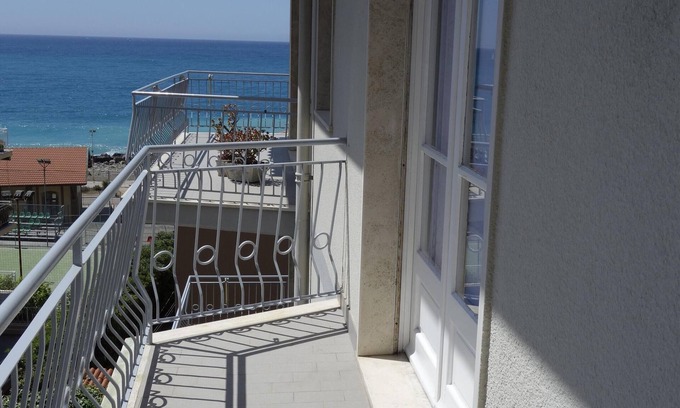 Ospedaletti Apartamento | Balcón del Moro, con vistamare. Cerca de playa, bares y tiendas. 5 positiletto.