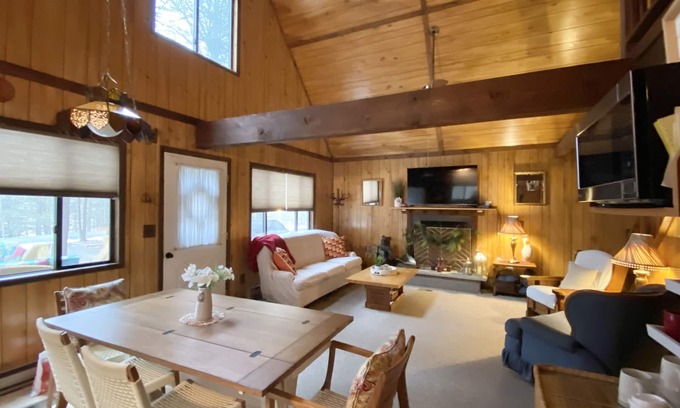 Wallenpaupauk Lake Estates Chalet De Esquí | Bali's Cottage-Cozy Chalet in WLE-Wallenpaupack Lake Estates-Walk to Pool