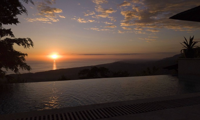 Hatillo Villa | Villa en la cima de la montaña balinesa con 100 millas de vistas despejadas del Océano Pacífico.