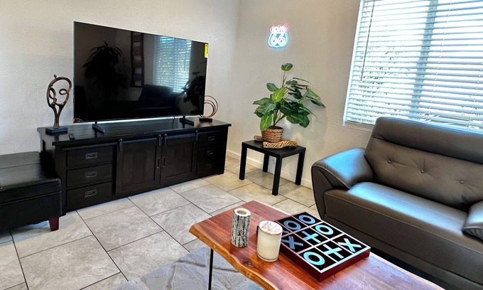La Mesa Apartamento | BALLOON FESTIVAL experience ABQ in style newly renovated 2BD/1BA apartment
