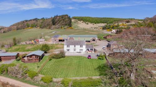 Cupar Casa | Balmeadowside Farmhouse with Hot Tub