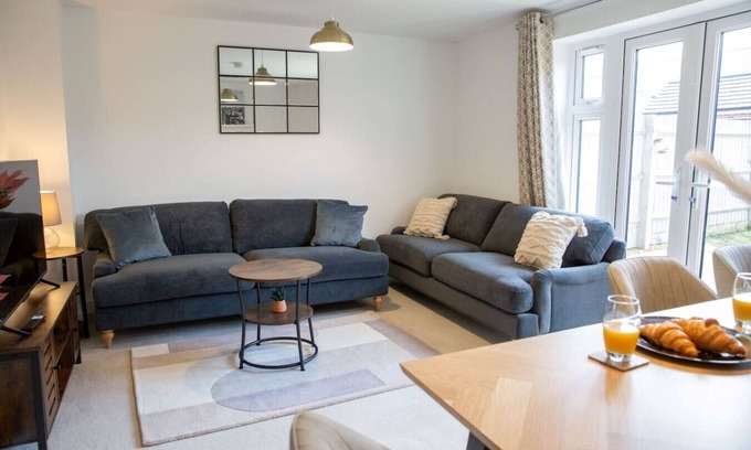 Middleton Cheney Casa | Bankside Stays (Sleeps 8)