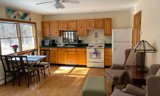 Salsbury Cove Apartamento | Bar Harbor rental, less than a quarter mile from Hadley Point Beach.