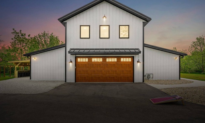 Mount Pleasant Casa | Barn! B-Ball Court/Mini Golf/Sports Bar/Tiki Bar/Theater/Arcade/Hot Tub/Fire Pit