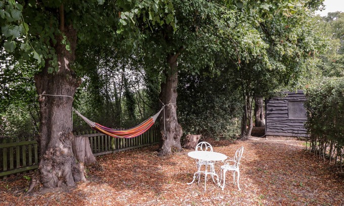 Chingford Cabaña | BARN HOPPITT LODGE, pet friendly, with open fire in Chingford