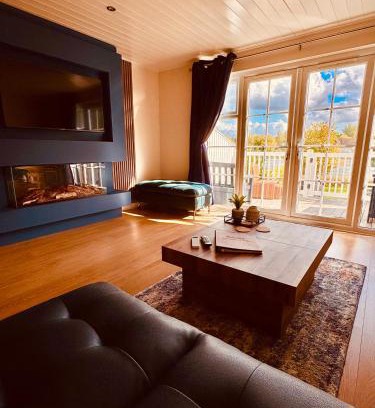 South Cerney Casa | Barneys Retreat - Lakeside Getaway