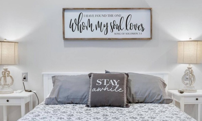 Berlin Apartamento | Barnwood Suite · Romantic getaway on Main Street - Barnwood Suite