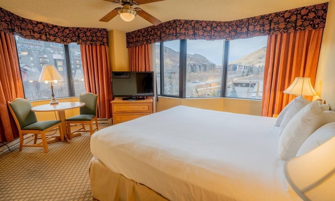 Crested Butte Hotel | Base Village - Grand Lodge Corner King Bedroom