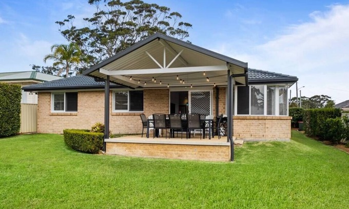 Bateau Bay Casa | Bay Breeze - An impressive Family Home within walking distance to Bateau Bay bea