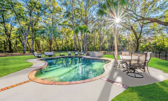 Johns Island Casa | Bay Breeze Manor: Waterfront, Pool & Hot Tub, Game Room!