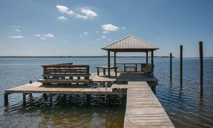 Lillian Casa | Bay House - Pier - Pet Friendly - Gulf Access - 4 Bedrooms/2 baths - Sleeps 12