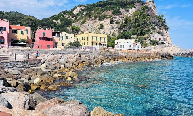 Varigotti Apartamento | Bay of Saracens, renovated apartment 6 people with garden parking space