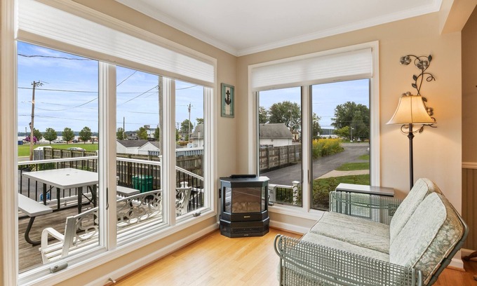 Sodus Point Casa | Vista de la bahía en el Punto; hermosa casa reformada de 4 estaciones, a pasos de la bahía y la playa