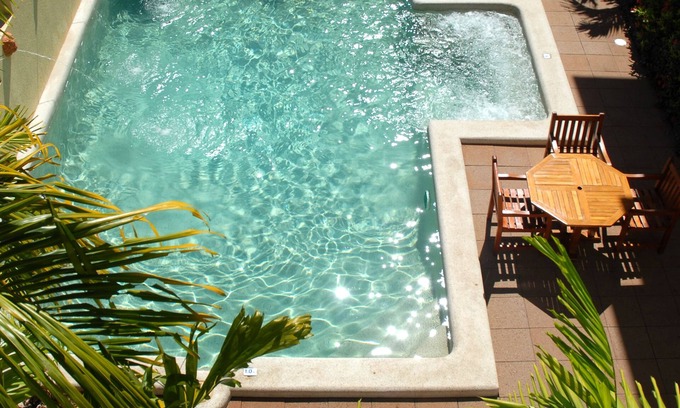 Cairns North Hotel | Bay Village Tropical Retreat & Apartments