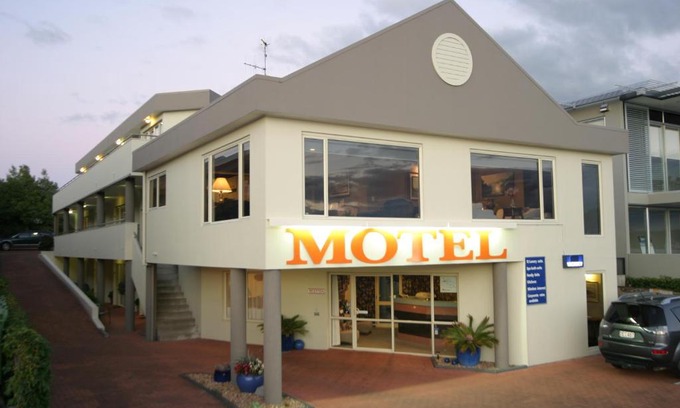 Taupo Hotel | Baycourt Lakefront Motel