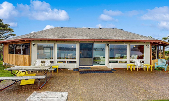 Bayshore Casa | Casa frente a la bahía con piscina compartida y acceso a tenis, cerca de la ciudad y las playas.