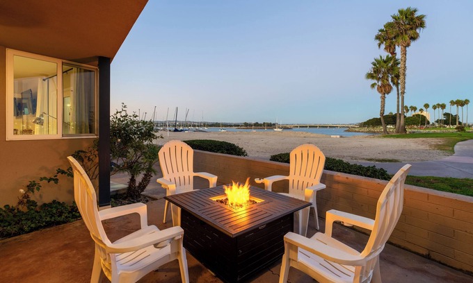 South Mission Beach Condominio | Bayfront w/ Large Private Patio | AC | Pet Friendly