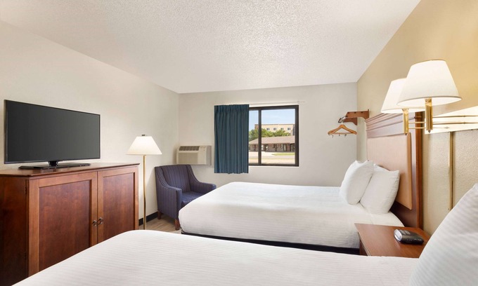 Hutchinson Hotel | Baymont by Wyndham Hutchinson