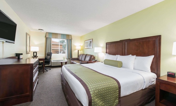 Pierre Hotel | Baymont by Wyndham Pierre