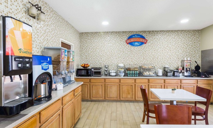 Garden City Hotel | Baymont by Wyndham Savannah/Garden City