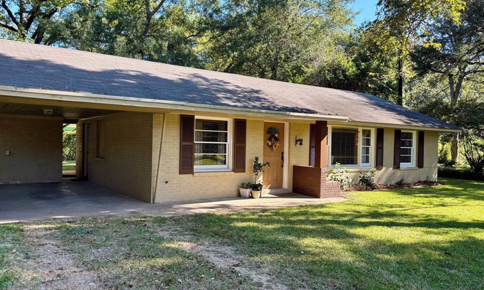 Monroe Casa | Bayou Home close to ULM. Sleeps 12.