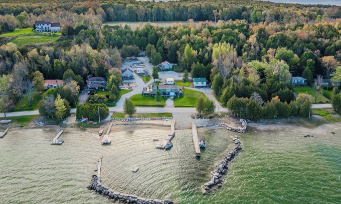 Wiarton Cabina | Bayshore Cottages: The Hawaii