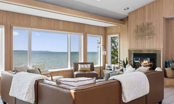 Elk Rapids Casa | Bayshore Waves | On Lake Michigan | Pet Friendly