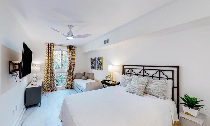 Baytowne Wharf Hotel | Baytowne Wharf - Market Street Inn #336