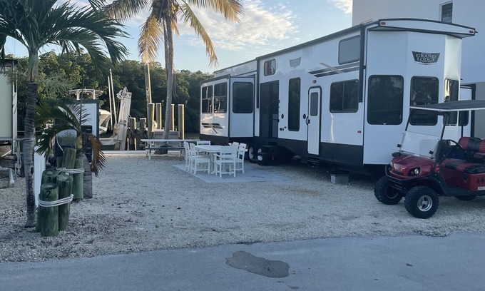 Key Largo Alquiler De RV | Bayview RV/Camper with private boat dock looking over sunset