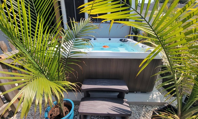 Villas Cabaña | Bayview Sunset Cottage – Beach & Bay Across Street | Hot Tub & Pets Welcome