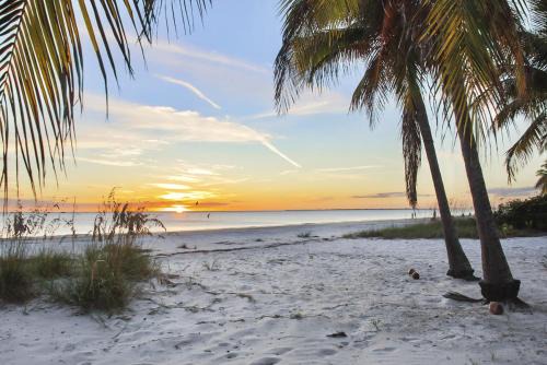 Fort Myers Beach Casa | Bayview Sunset Getaway B by Sun Palace Vacations